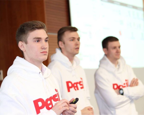 Tre Henkel-ansatte iført Persil-genser og holder en presentasjon 