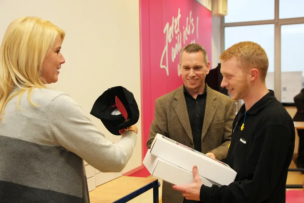 Simone Gabener und Christian Sinz (Mitte) vom Ausrichter Thomsit überreichten den Teilnehmern am Ende der Veranstaltung als Dank für die gezeigten Leistungen Gastgeschenke von Henkel.